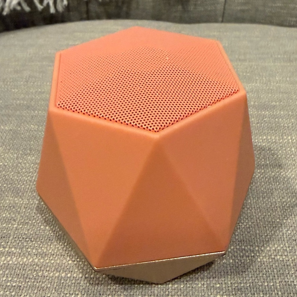 ❤️ Nanette Lepore - Peach & Gold Jewel Bluetooth Speaker